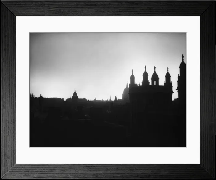 Framed Print : Vapour trails over central London as the Luftwaffe attempts to bomb the city Framed Print : Vapour trails over central London as the Luftwaffe attempts to bomb the city