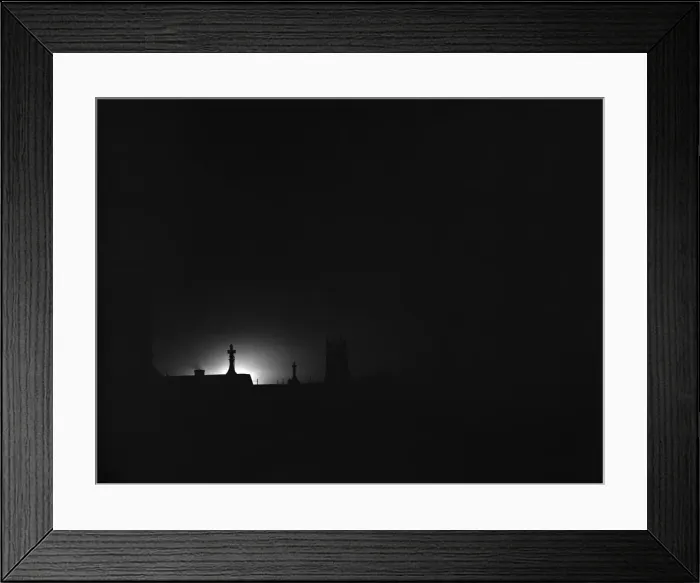 Framed Print : The glow from fires started by the bombing of the East End and docks light up London Framed Print : The glow from fires started by the bombing of the East End and docks light up London