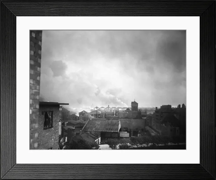 Framed Print : London docks burn as the Luftwaffe drop high explosives Framed Print : London docks burn as the Luftwaffe drop high explosives