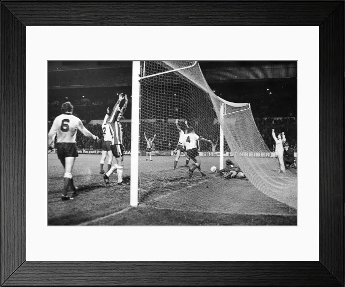 Framed Print : Sheffield United 1-2, League Division One match action at Bramall Lane Framed Print : Sheffield United 1-2, League Division One match action at Bramall Lane