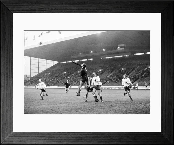 Framed Print : Sheffield United 1-2, League Division One match action at Bramall Lane Framed Print : Sheffield United 1-2, League Division One match action at Bramall Lane