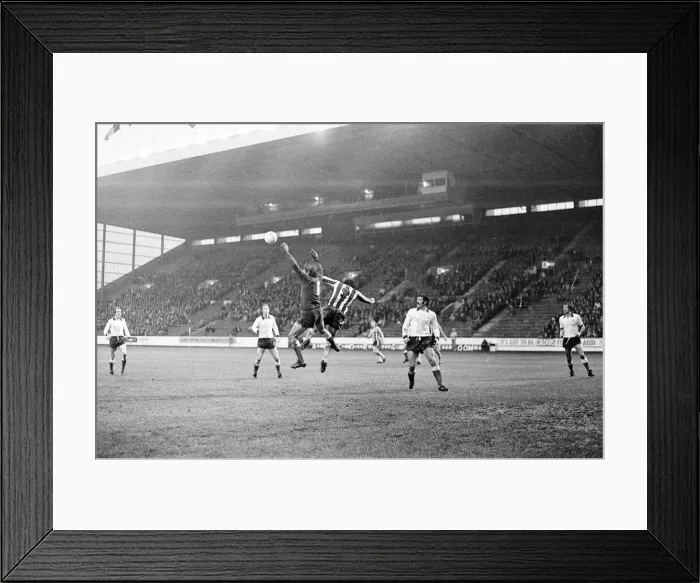 Framed Print : Sheffield United 1-2, League Division One match action at Bramall Lane Framed Print : Sheffield United 1-2, League Division One match action at Bramall Lane
