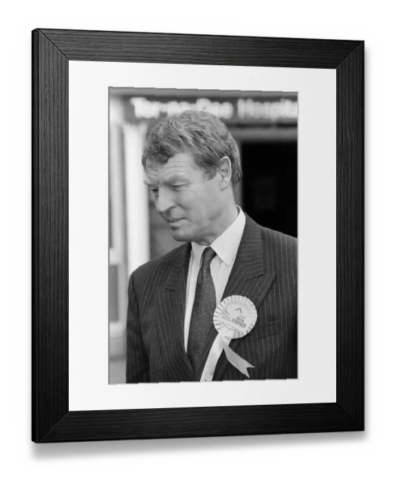 Framed Print : Leader of the Liberal Democrats Paddy Ashdown visits Tor-Na-Dee Hospital, Aberdeen