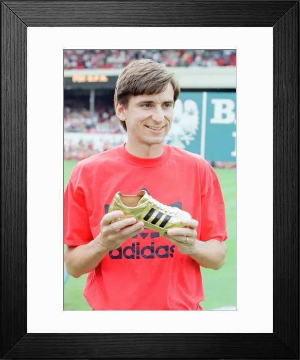 Framed Print : Alan Smith, 1991 Golden Boot Winner with 23 goals, presentation ceremony ahead of League Framed Print : Alan Smith, 1991 Golden Boot Winner with 23 goals, presentation ceremony ahead of League