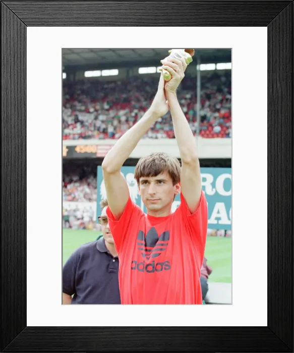 Framed Print : Alan Smith, 1991 Golden Boot Winner with 23 goals, presentation ceremony ahead of League