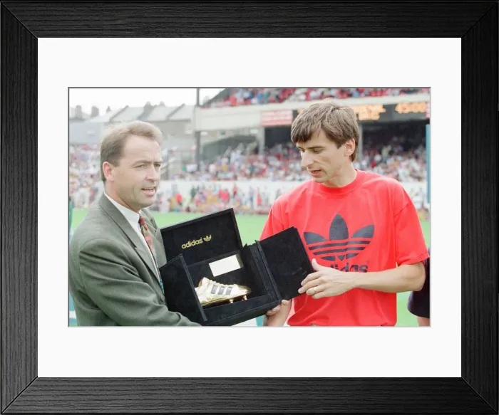 Framed Print : Alan Smith, 1991 Golden Boot Winner with 23 goals, presentation ceremony ahead of League Framed Print : Alan Smith, 1991 Golden Boot Winner with 23 goals, presentation ceremony ahead of League