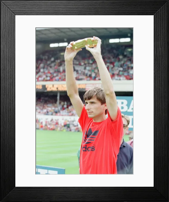 Framed Print : Alan Smith, 1991 Golden Boot Winner with 23 goals, presentation ceremony ahead of League Framed Print : Alan Smith, 1991 Golden Boot Winner with 23 goals, presentation ceremony ahead of League