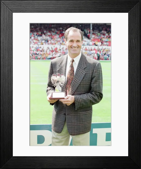 Framed Print : Arsenal 1-1 QPR, League Division One match action, Highbury, Saturday 17th August 1991 Framed Print : Arsenal 1-1 QPR, League Division One match action, Highbury, Saturday 17th August 1991