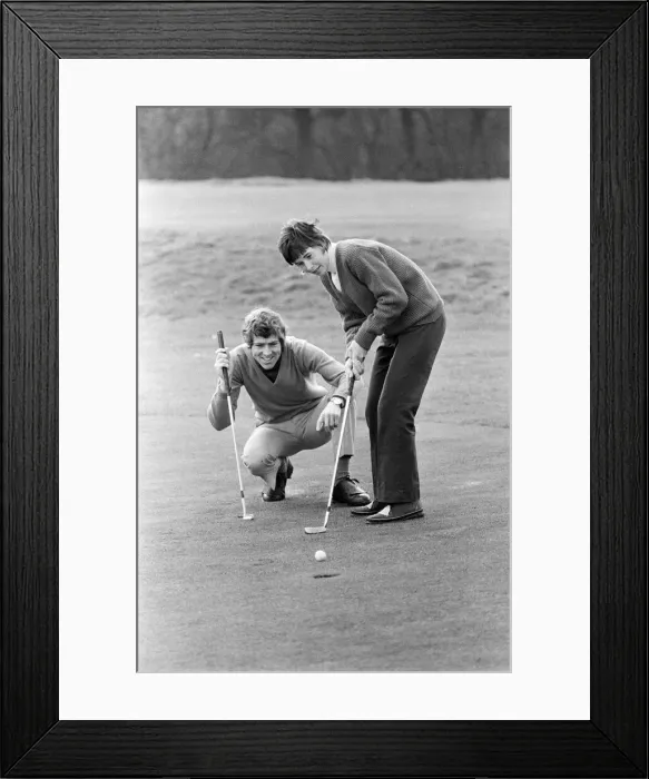 Framed Print : Tennis star, Winnie Wooldridge, 26, getting golf lessons from 29 year old Ken MacPherson
