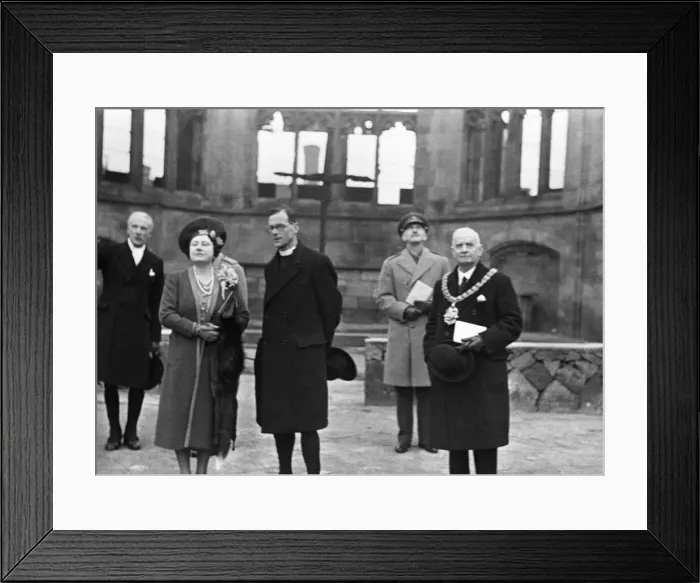 Framed Print : His Majesty King George VI and Queen Elizabeth inspect the damage to the cathedral in