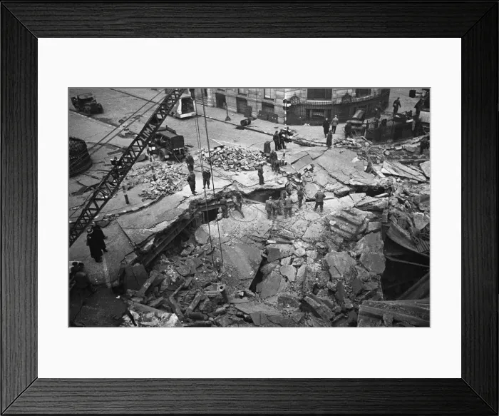Framed Print : The Bank of England and Royal Exchange after the raid during the night of 11 January 1941 Framed Print : The Bank of England and Royal Exchange after the raid during the night of 11 January 1941