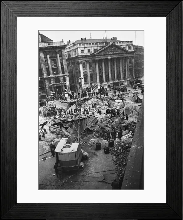 Framed Print : The Bank of England and Royal Exchange after the raid during the night of 11 January 1941 Framed Print : The Bank of England and Royal Exchange after the raid during the night of 11 January 1941