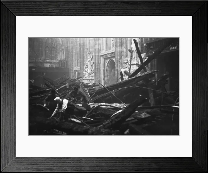 Framed Print : Salvage workers pick through the burnt out remains of London Framed Print : Salvage workers pick through the burnt out remains of London