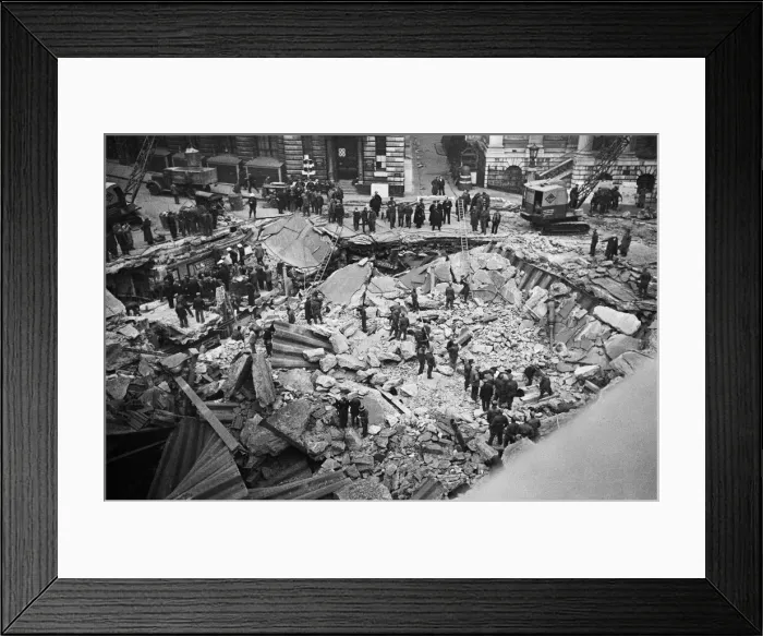 Framed Print : The Bank of England and Royal Exchange after the raid during the night of 11 January 1941 Framed Print : The Bank of England and Royal Exchange after the raid during the night of 11 January 1941