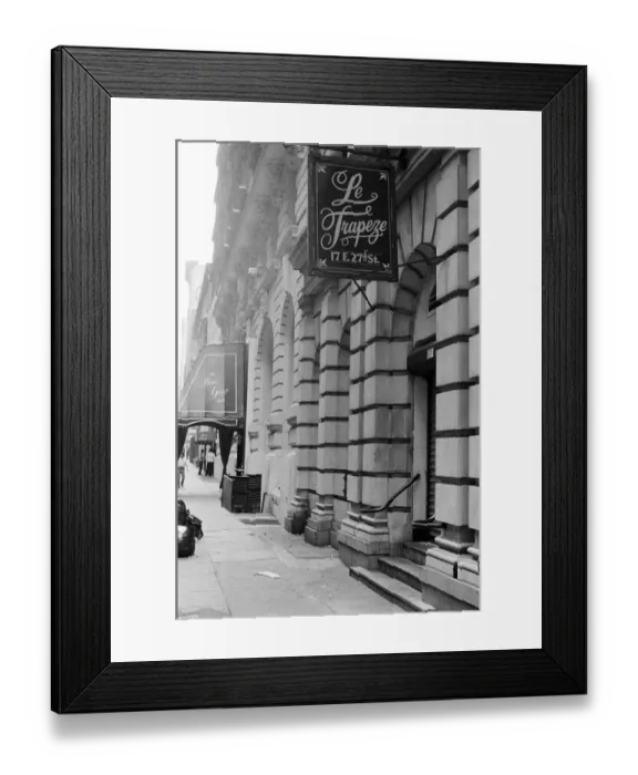 Framed Print : Clubs and movie houses in New York. Pictured, Le Trapeze, swingers club. September 1983 Framed Print : Clubs and movie houses in New York. Pictured, Le Trapeze, swingers club. September 1983