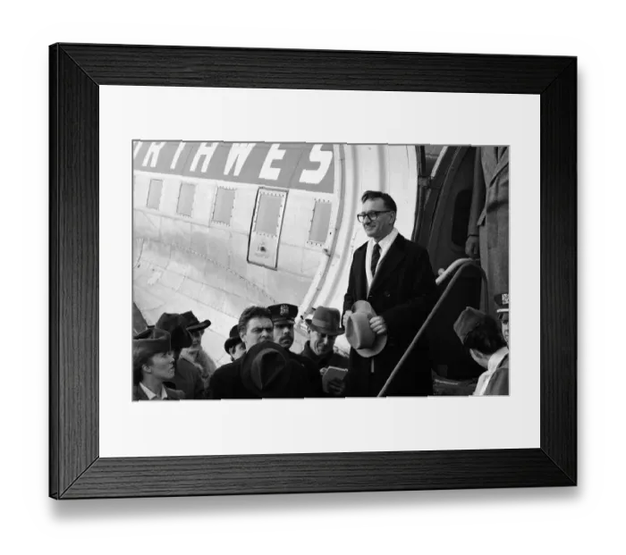 Framed Print : Ben Kingsley at Coventry Airport on the set of Testimony'. 9th March 1987