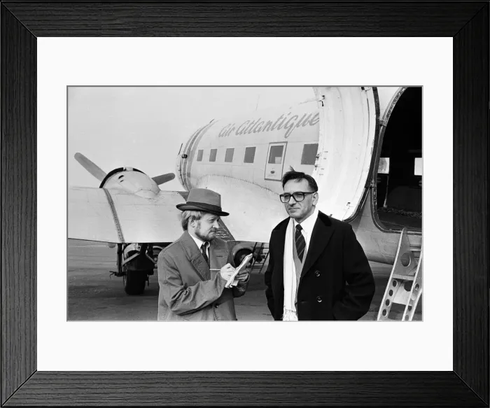 Framed Print : Ben Kingsley at Coventry Airport on the set of Testimony'. 9th March 1987