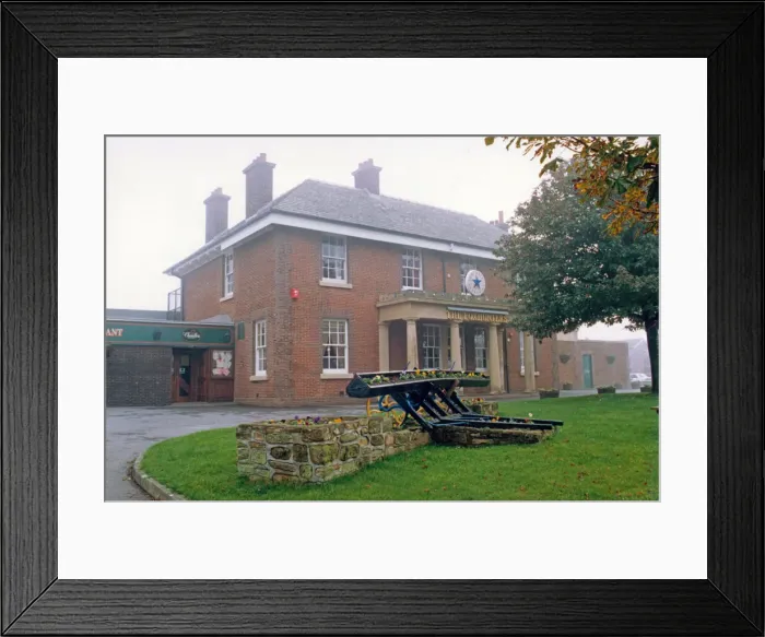 Framed Print : The Fox Hunters public house, North Shields 3rd October 1992 Framed Print : The Fox Hunters public house, North Shields 3rd October 1992