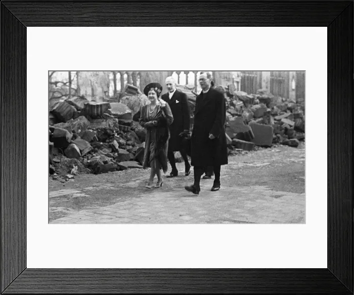 Framed Print : His Majesty King George VI and Queen Elizabeth inspect the damage to the cathedral in Framed Print : His Majesty King George VI and Queen Elizabeth inspect the damage to the cathedral in