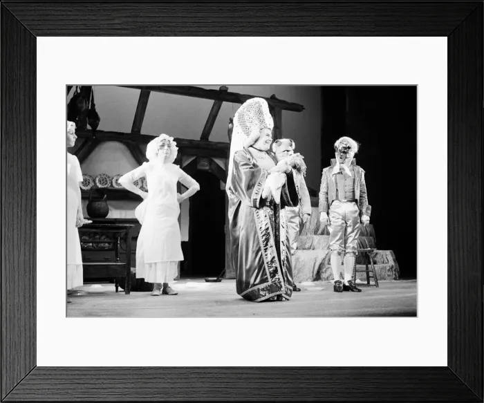Framed Print : Alice in Wonderland, Photocall, Yvonne Arnaud Theatre, Millbrook, Guildford