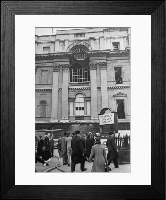 Framed Print : The Mansion House in the City of London damage by incendiary bombs dropped on the city Framed Print : The Mansion House in the City of London damage by incendiary bombs dropped on the city