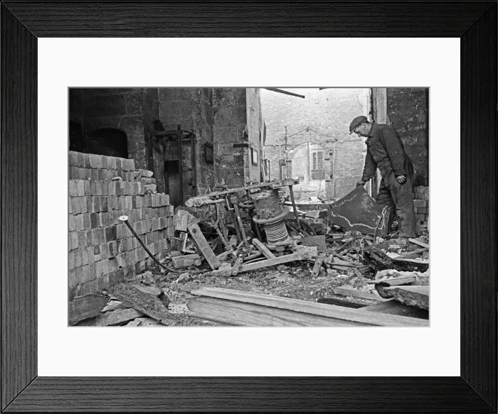 Framed Print : The gutted shell of St Mary-le-Bow, Cheapside, London, following the Luftwaffe raid