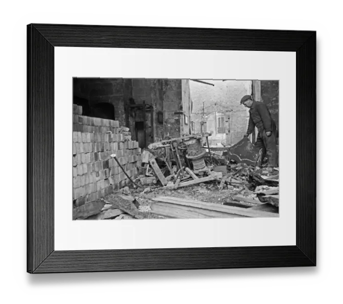 Framed Print : The gutted shell of St Mary-le-Bow, Cheapside, London, following the Luftwaffe raid Framed Print : The gutted shell of St Mary-le-Bow, Cheapside, London, following the Luftwaffe raid