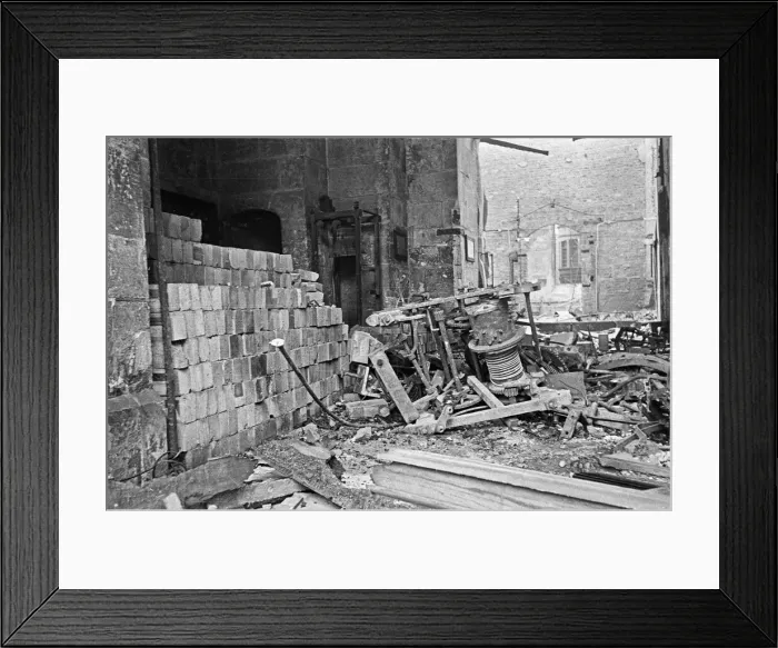 Framed Print : The gutted shell of St Mary-le-Bow, Cheapside, London, following the Luftwaffe raid Framed Print : The gutted shell of St Mary-le-Bow, Cheapside, London, following the Luftwaffe raid