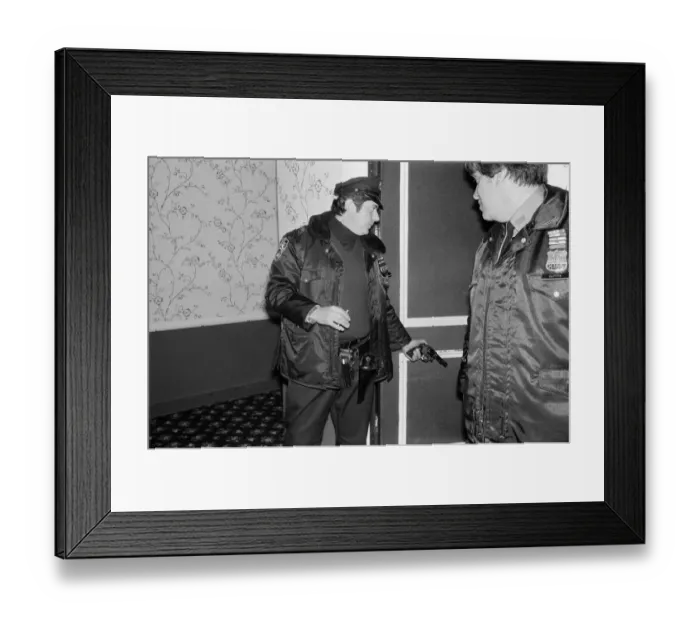 Framed Print : New York Police from the 42nd Precinct entering a property Framed Print : New York Police from the 42nd Precinct entering a property