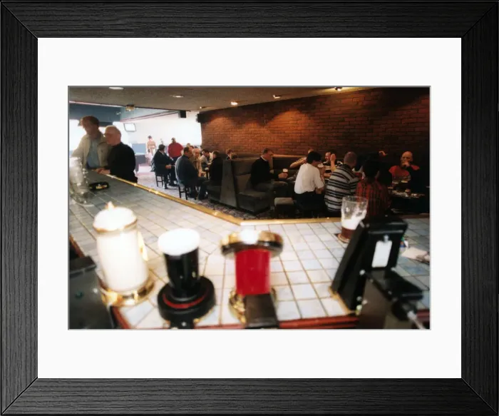 Framed Print : The Emperor Hadrian pub, at Battle Hill, Wallsend, Tyne and Wear. 6th April 1998