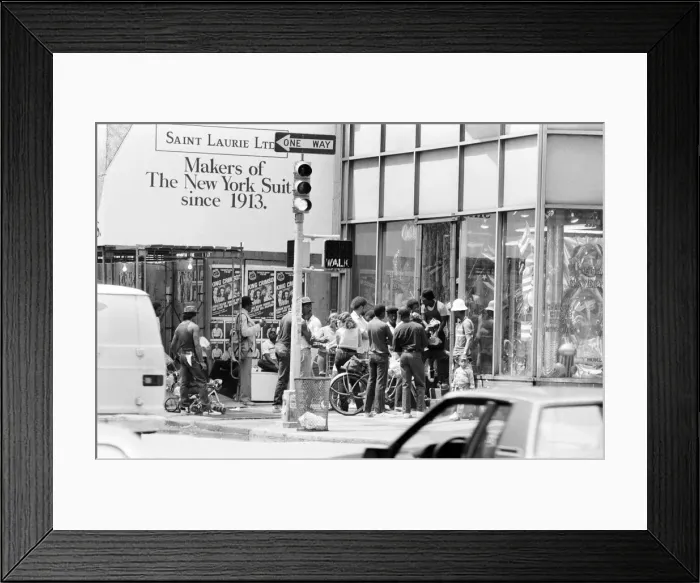 Framed Print : Street Scene, New York, USA, June 1984 Framed Print : Street Scene, New York, USA, June 1984