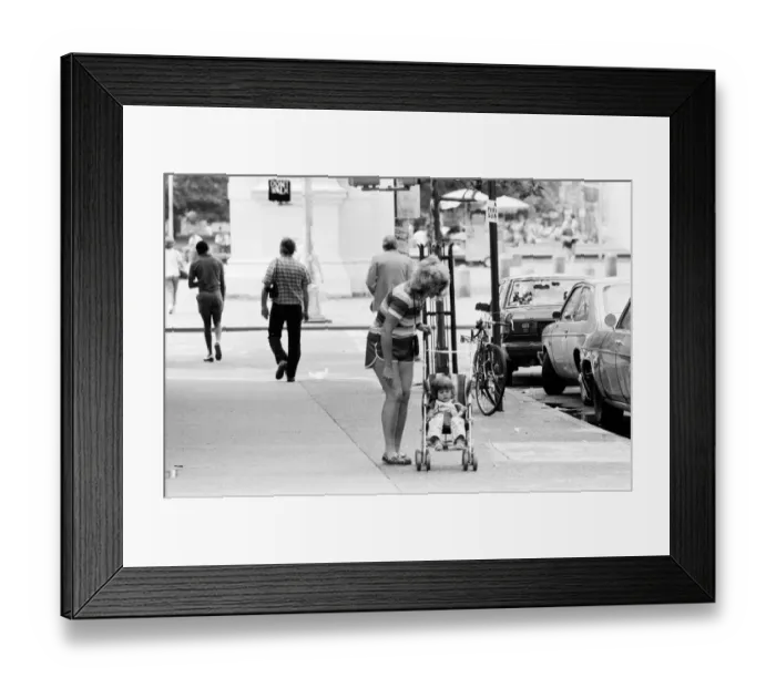 Framed Print : Street Scene, New York, USA, June 1984 Framed Print : Street Scene, New York, USA, June 1984