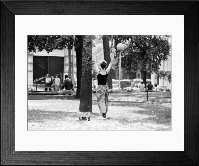 Framed Print : Yoga in the Park, New York, USA, June 1984 Framed Print : Yoga in the Park, New York, USA, June 1984