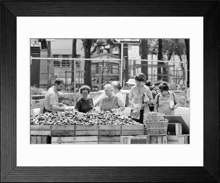 Framed Print : Market Stall, New York, USA, June 1984 Framed Print : Market Stall, New York, USA, June 1984