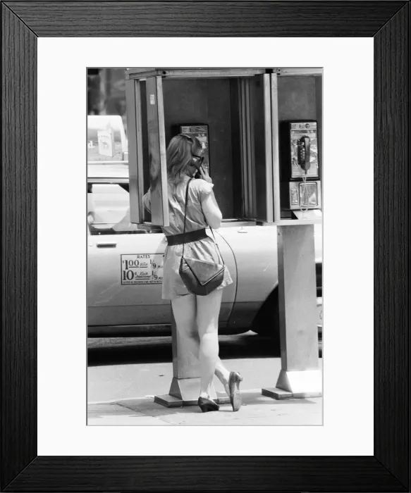 Framed Print : Woman on Phone, New York, USA, June 1984 Framed Print : Woman on Phone, New York, USA, June 1984