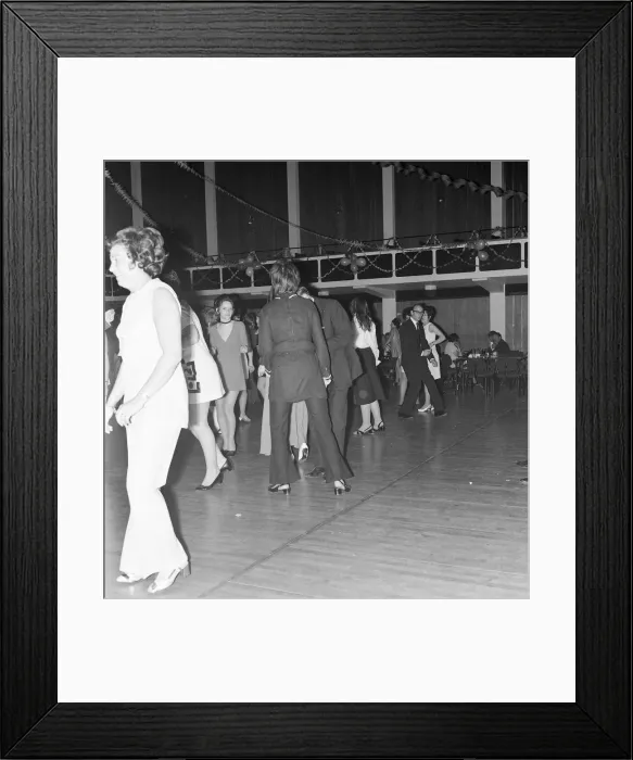 Framed Print : Smiths Industries dinner and dance at Guildford Civic Hall, Surrey Framed Print : Smiths Industries dinner and dance at Guildford Civic Hall, Surrey