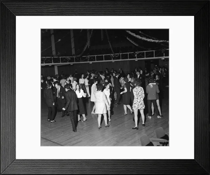 Framed Print : Smiths Industries dinner and dance at Guildford Civic Hall, Surrey Framed Print : Smiths Industries dinner and dance at Guildford Civic Hall, Surrey