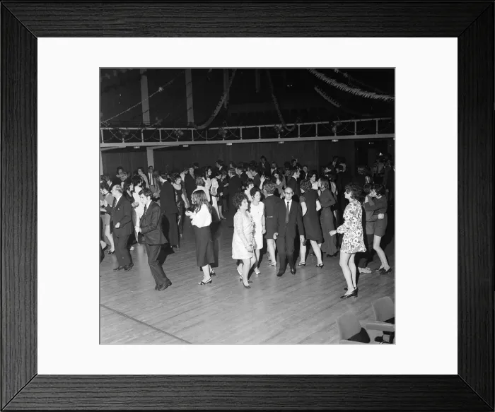 Framed Print : Smiths Industries dinner and dance at Guildford Civic Hall, Surrey Framed Print : Smiths Industries dinner and dance at Guildford Civic Hall, Surrey