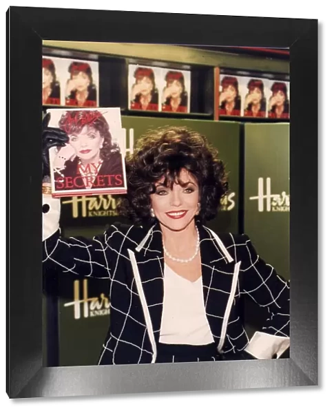 Joan Collins at My Secrets book signing in Harrods - January 1994 (95  /  549)
