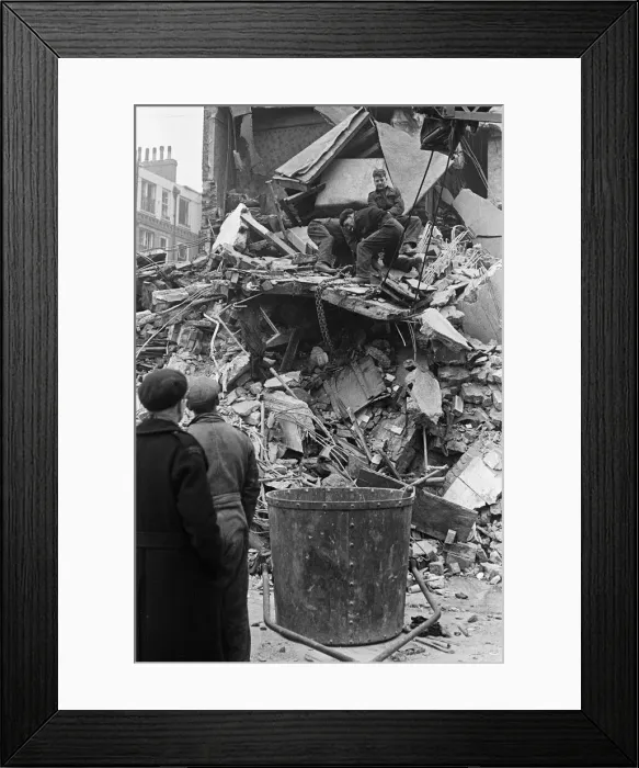 Framed Print : Teams from Heavy Rescue and the LCC (London County Council) seen searching