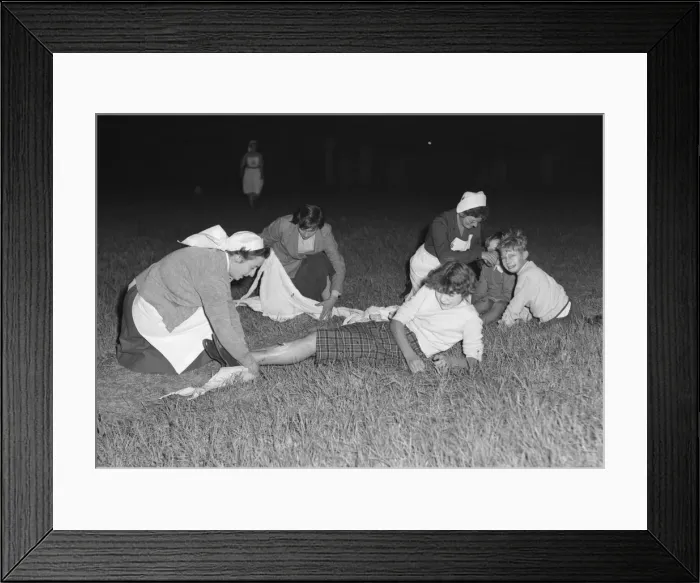 Framed Print : Red Cross recruiting campaign on the Arbury Estate, Cambridge. September 1959