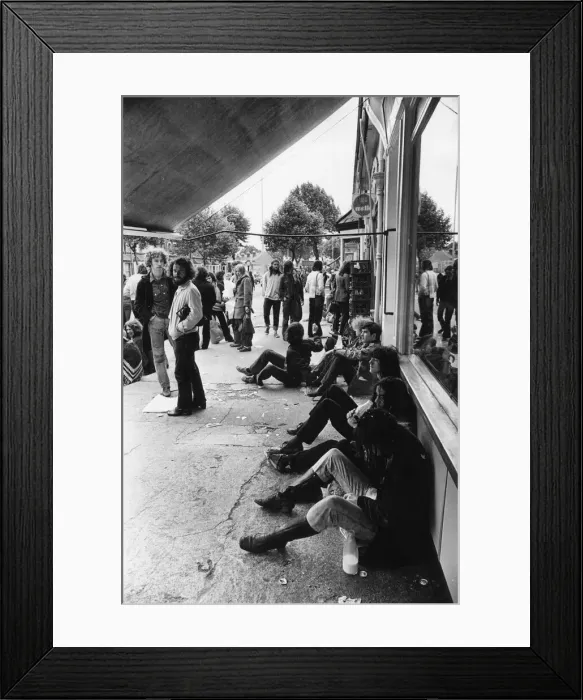 Framed Print : Reading pop festival goers seen here stopping off at the Silverbourne Dairy Framed Print : Reading pop festival goers seen here stopping off at the Silverbourne Dairy
