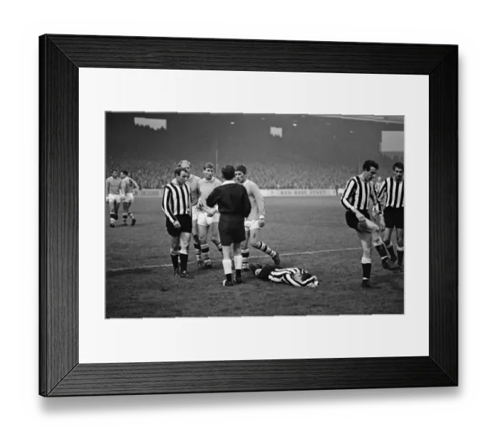 Framed Print : Geoff Allen, making his First Division debut for Newcastle United Framed Print : Geoff Allen, making his First Division debut for Newcastle United