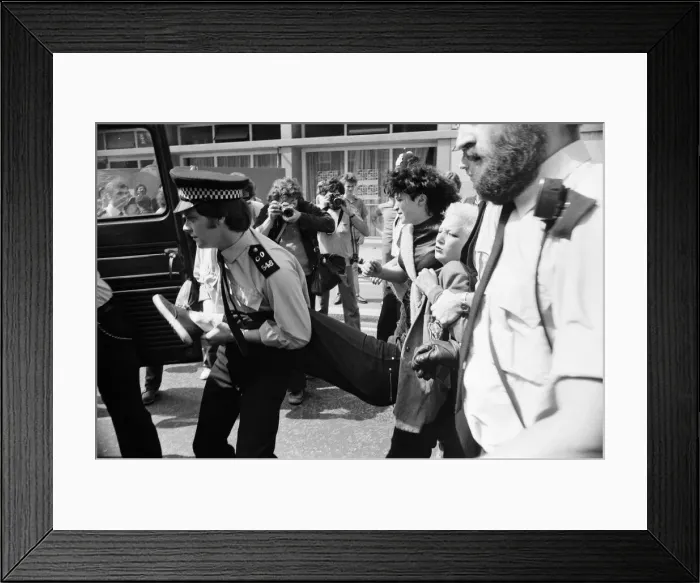 Framed Print : Punk Rocker and Teddy Boy youths in Kings Road, London