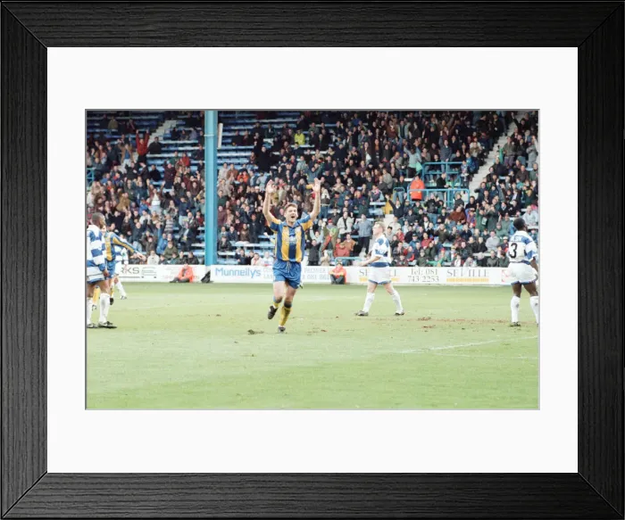 Framed Print : QPR 0-4 Leeds United, premier league match action, Loftus Road, Monday 4th April 1994 Framed Print : QPR 0-4 Leeds United, premier league match action, Loftus Road, Monday 4th April 1994