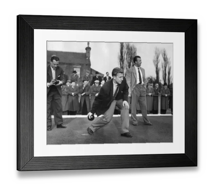 Framed Print : Bobby Charlton (Manchester United footballer), (centre) playing bowls at Rainhill Framed Print : Bobby Charlton (Manchester United footballer), (centre) playing bowls at Rainhill