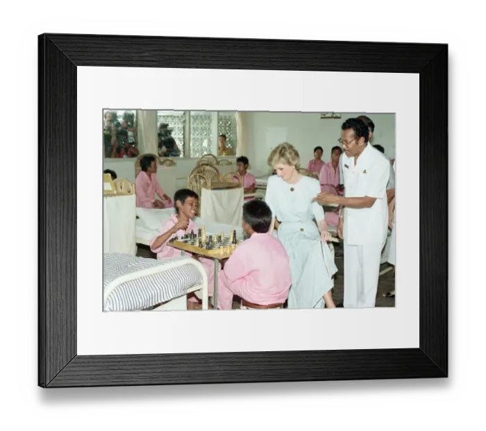 Framed Print : Diana, Princess of Wales, on a visit to Sitanala Leprosy Hospital in Tangerang, Indonesia