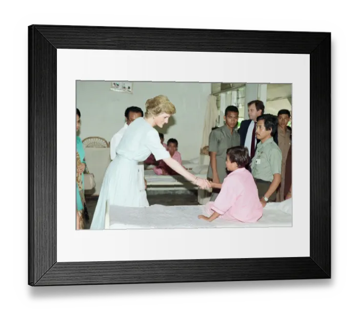 Framed Print : Diana, Princess of Wales, on a visit to Sitanala Leprosy Hospital in Tangerang, Indonesia