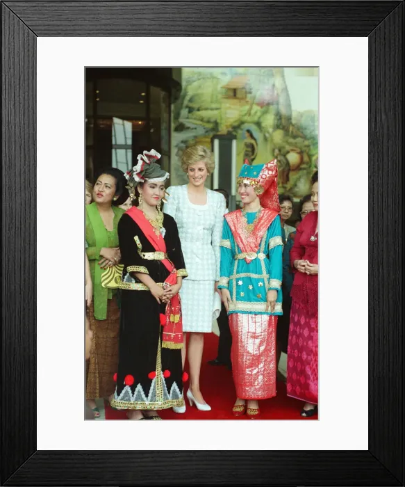 Framed Print : Diana, Princess of Wales during her official visit to Indonesia. 6th November 1989 Framed Print : Diana, Princess of Wales during her official visit to Indonesia. 6th November 1989