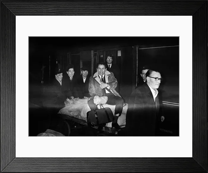 Framed Print : Mike Trebilcock of Plymouth Argyle arrives at Lime Street Station, Liverpool